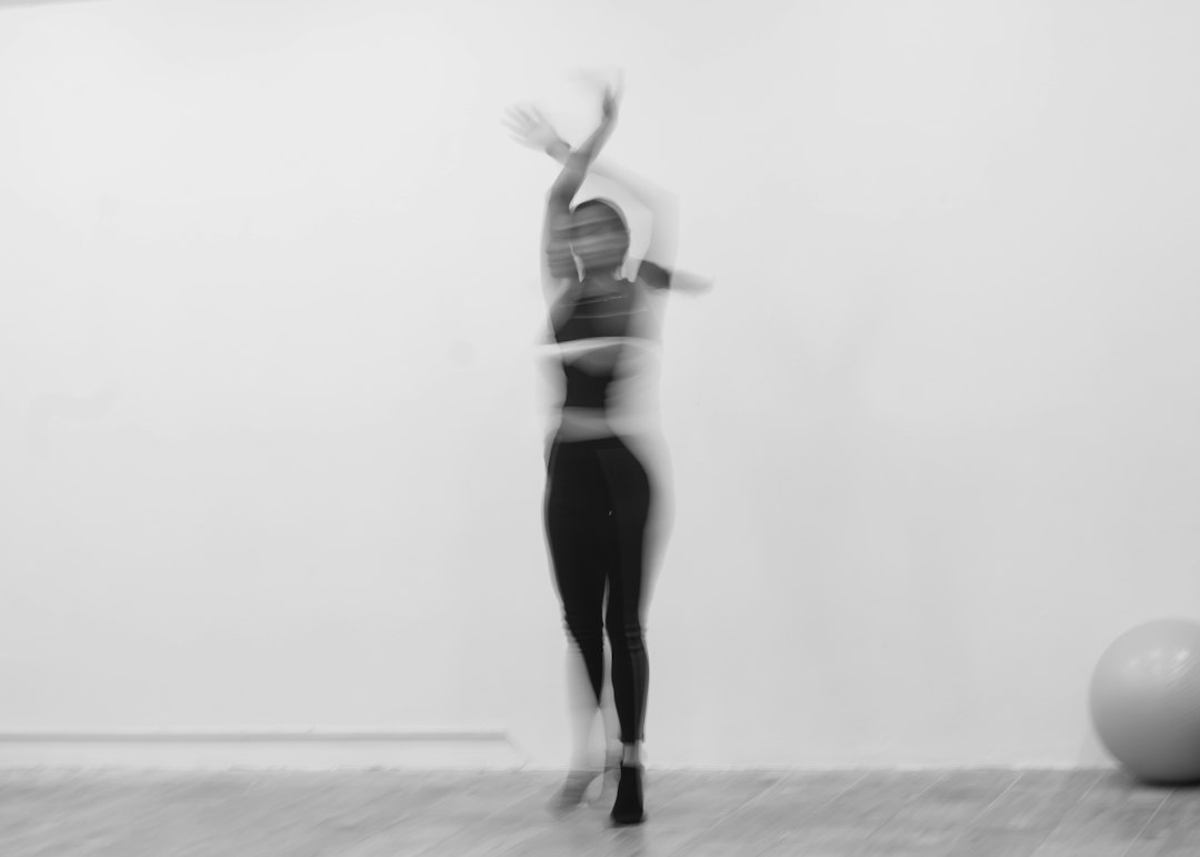 Figura en movimiento en un espacio de práctica corporal